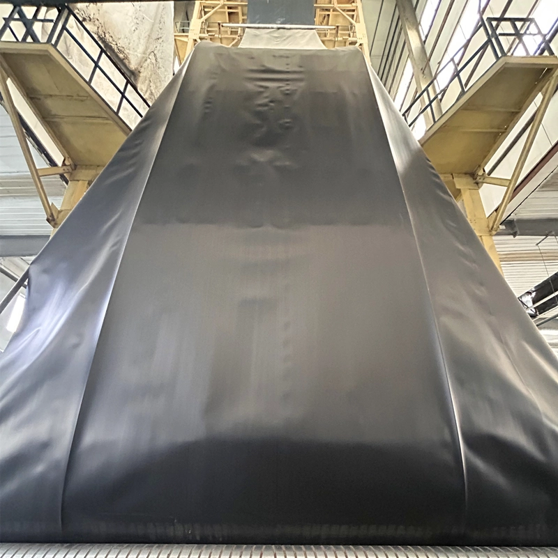 Composite geomembrane for application in mine reservoir engineering ls