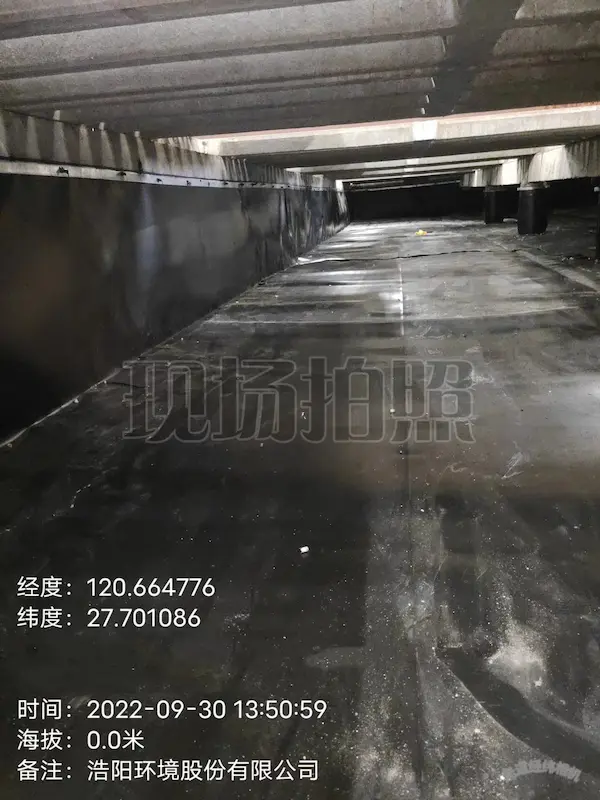 Construction-site-of-rough-surface-geomembrane-in-pasture.webp